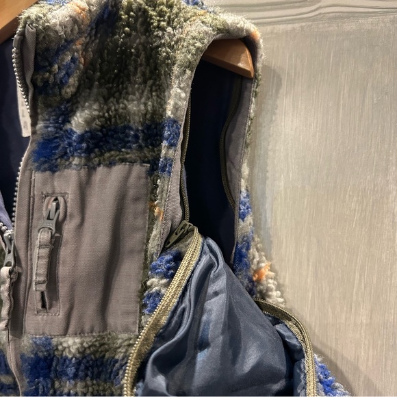 GUC Mini Boden Plaid fleece coat with zip off sleeves  size 6/7
Coat to vest - Picture 4 of 6